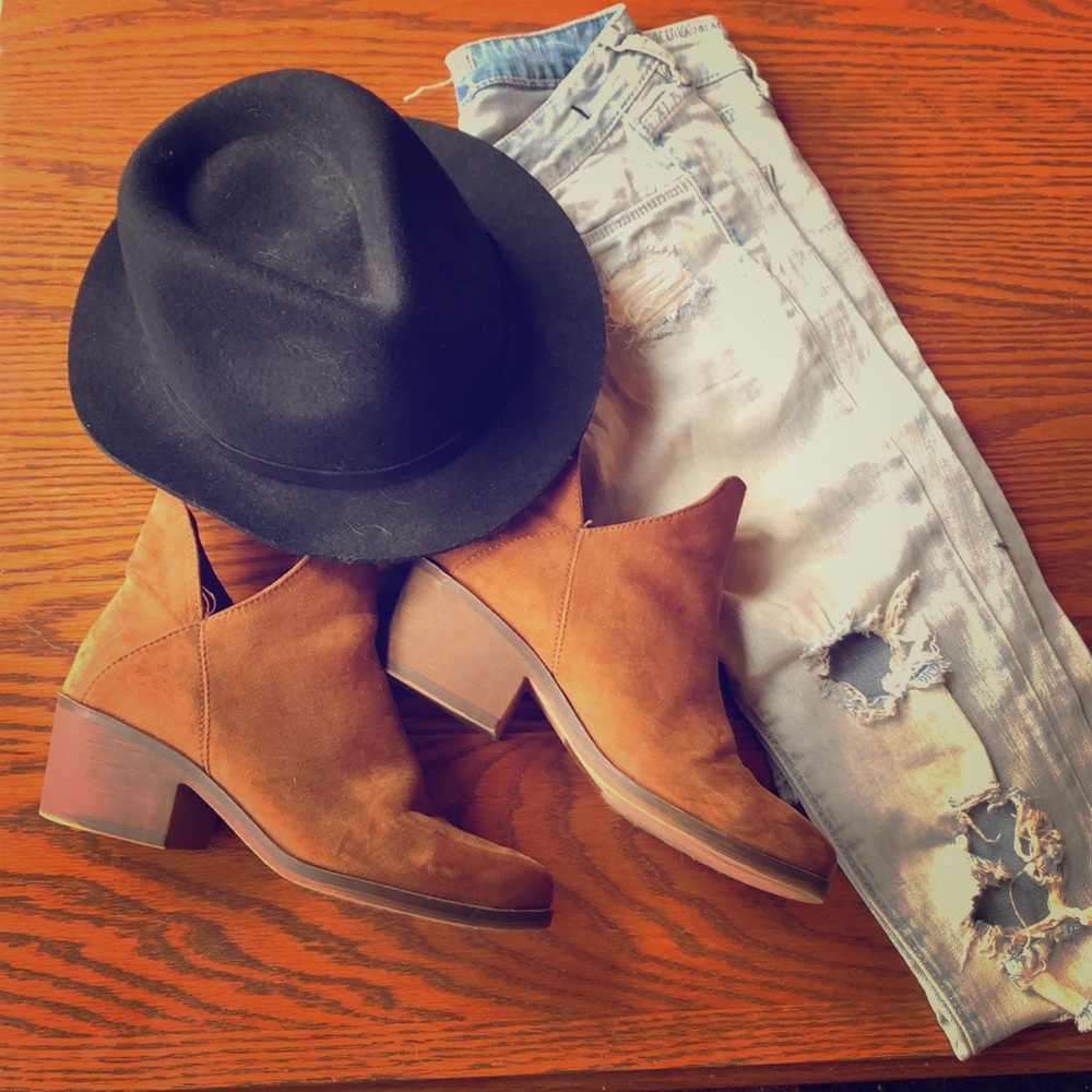 On Trend Distressed Light Wash Skinnies